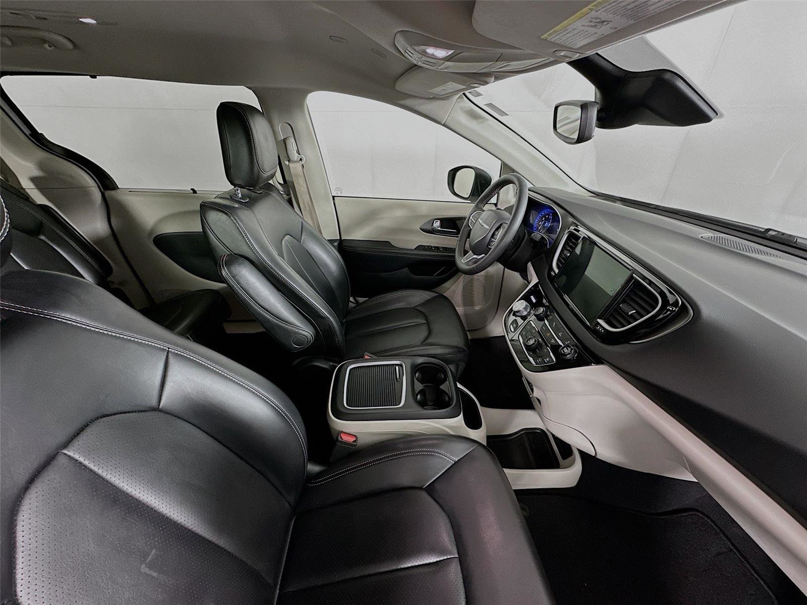 Used 2023 Chrysler Pacifica Touring-L image 28