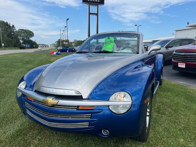 Used 2004 Chevrolet SSR w/ Preferred Equipment Group image 2