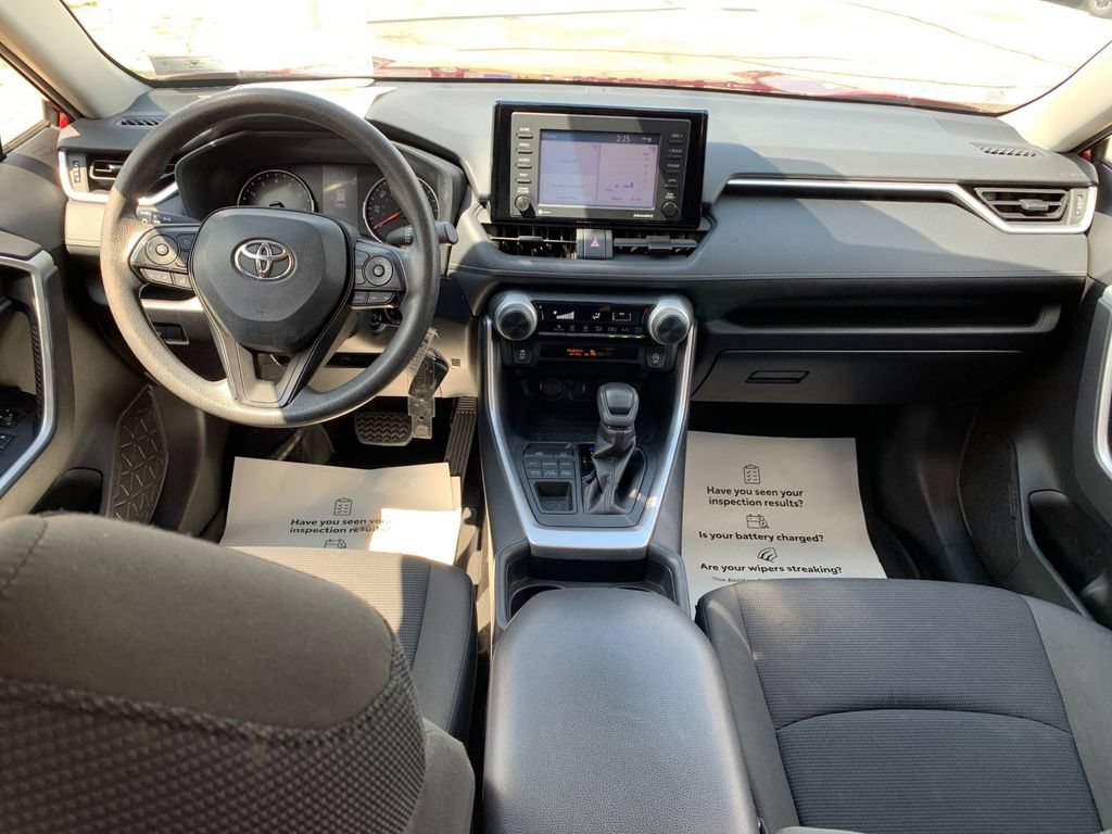 Used 2021 Toyota RAV4 LE AWD/4WD image 16