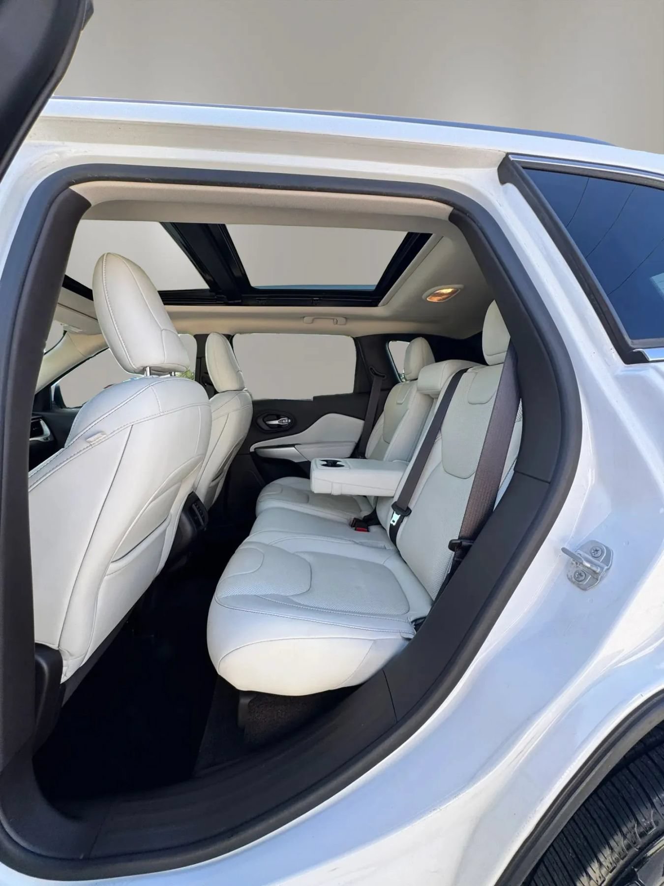 Used 2016 Jeep Cherokee Overland FWD image 15