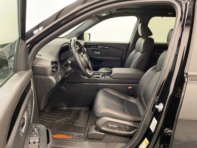 Used 2025 Honda Pilot TrailSport image 8