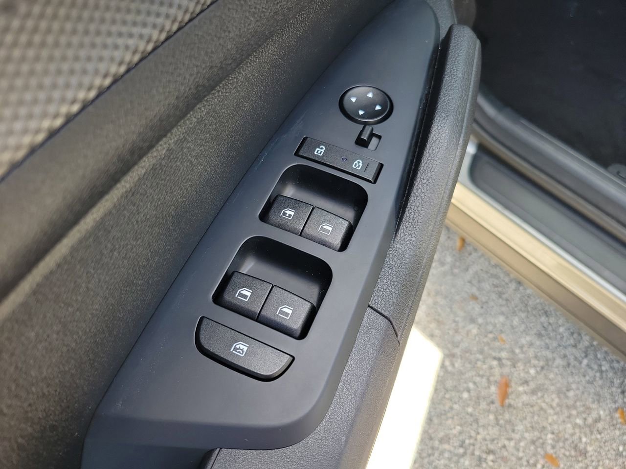 Used 2025 Kia Sportage LX image 13