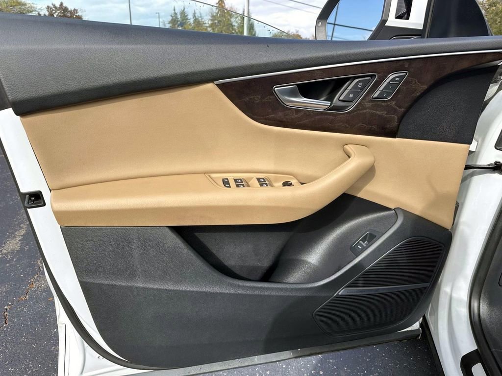 Used 2019 Audi Q8 Premium Plus w/ Premium Plus image 11
