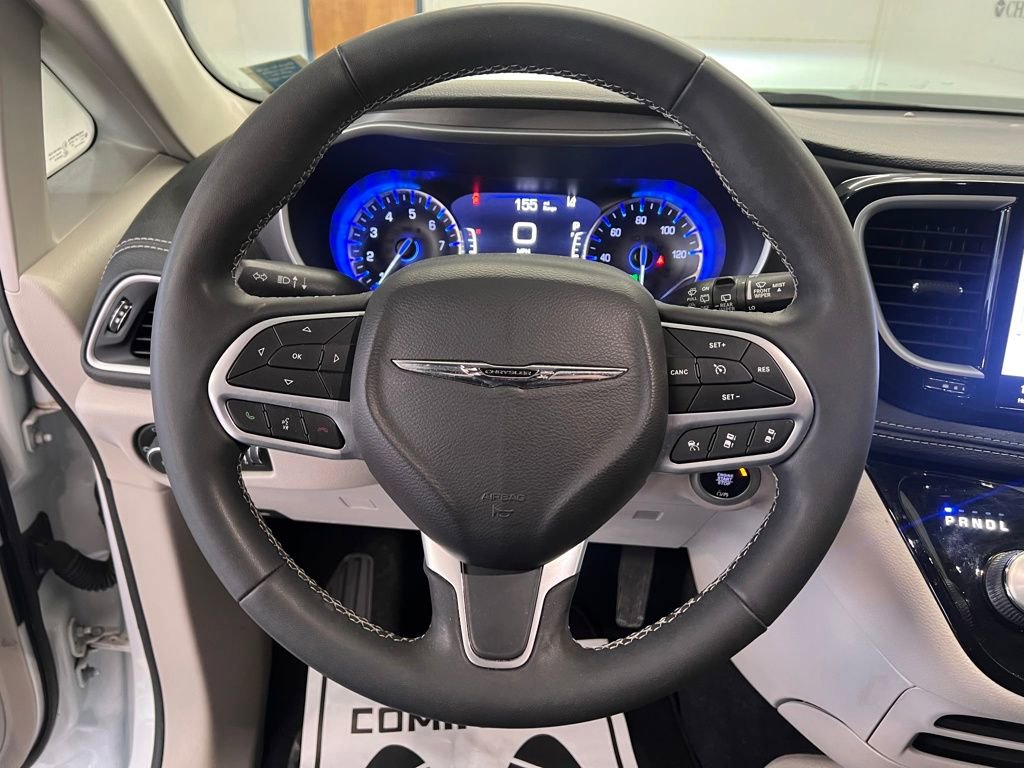 Used 2022 Chrysler Pacifica Touring-L image 19