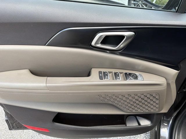 Used 2025 Kia Carnival FWD image 7
