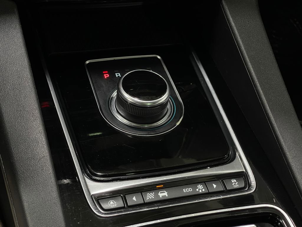 Used 2020 Jaguar F-PACE Premium image 31