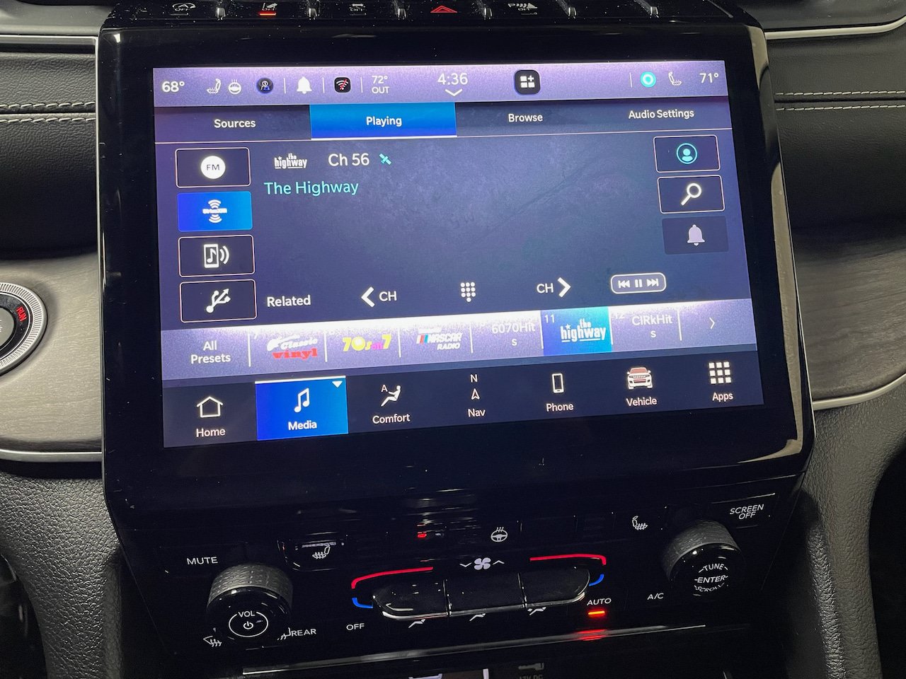 Used 2023 Jeep Grand Cherokee Limited AWD/4WD image 18