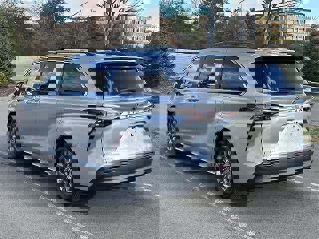 Used 2025 Toyota Sienna XLE image 34