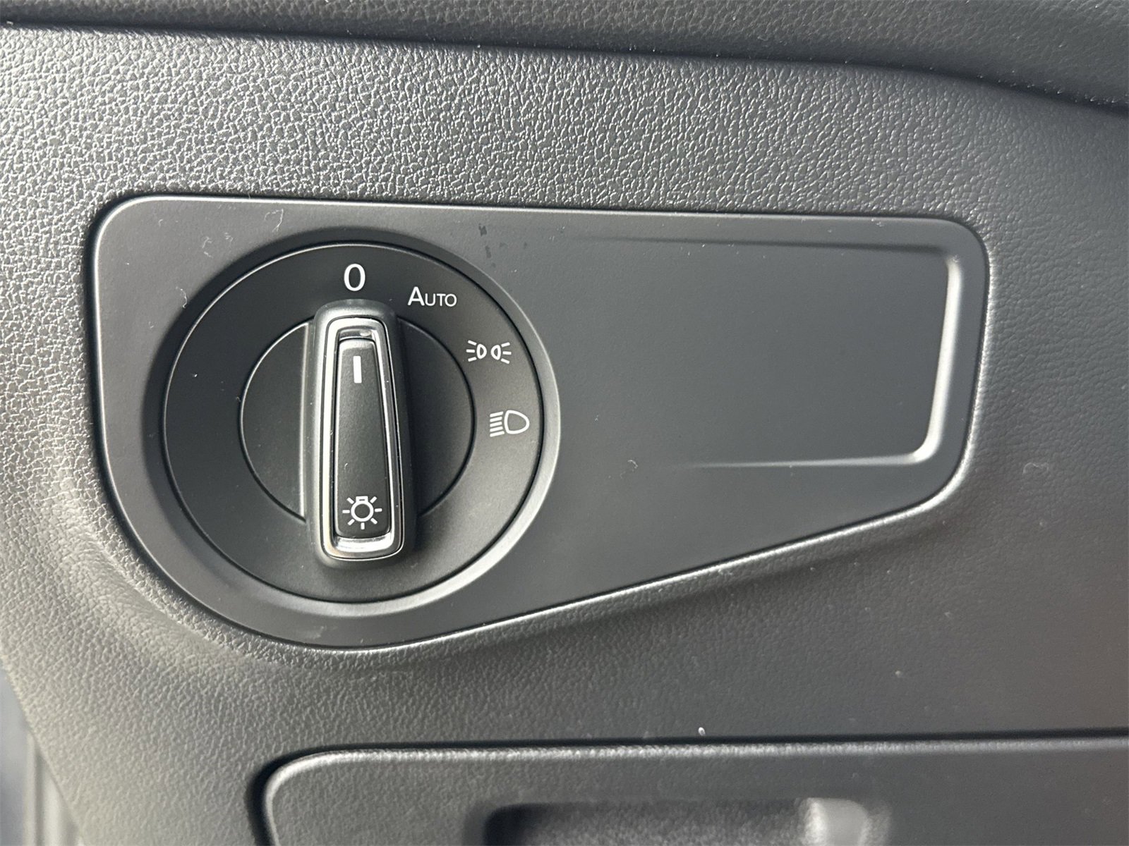 Used 2021 Volkswagen Tiguan SE w/ Panoramic Sunroof Package image 26