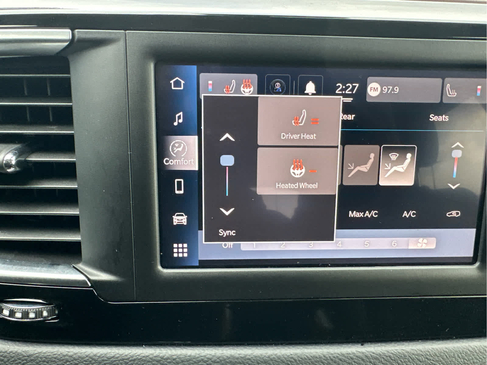 Used 2023 Chrysler Voyager LX image 27