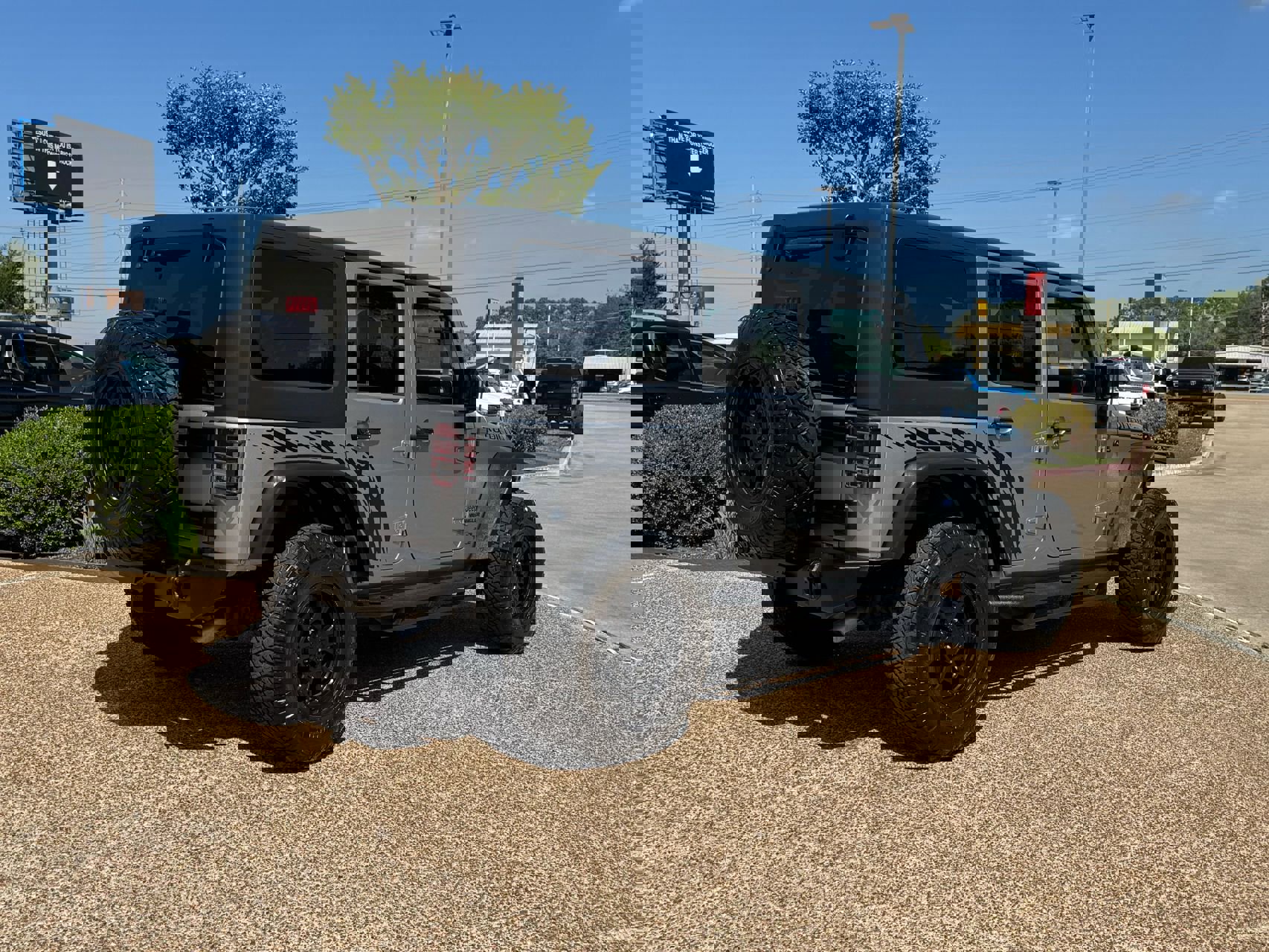 Used 2016 Jeep Wrangler Unlimited Rubicon w/ Connectivity Group image 7