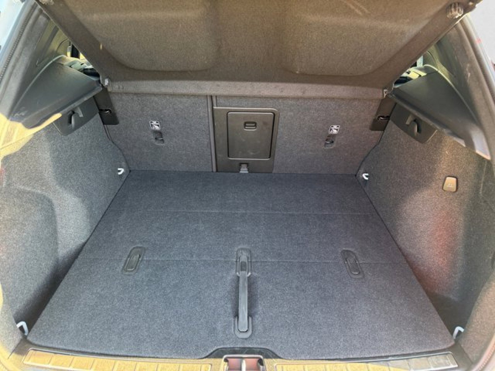 Used 2025 Volvo XC40 B5 Plus image 19