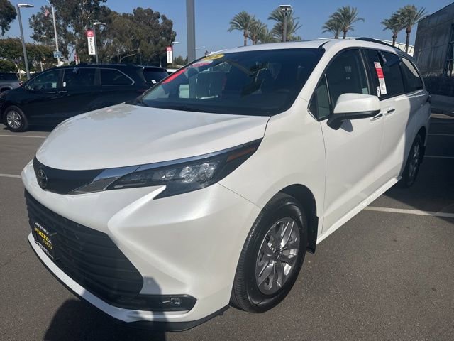 Certified 2026 Toyota Sienna XLE FWD image 14
