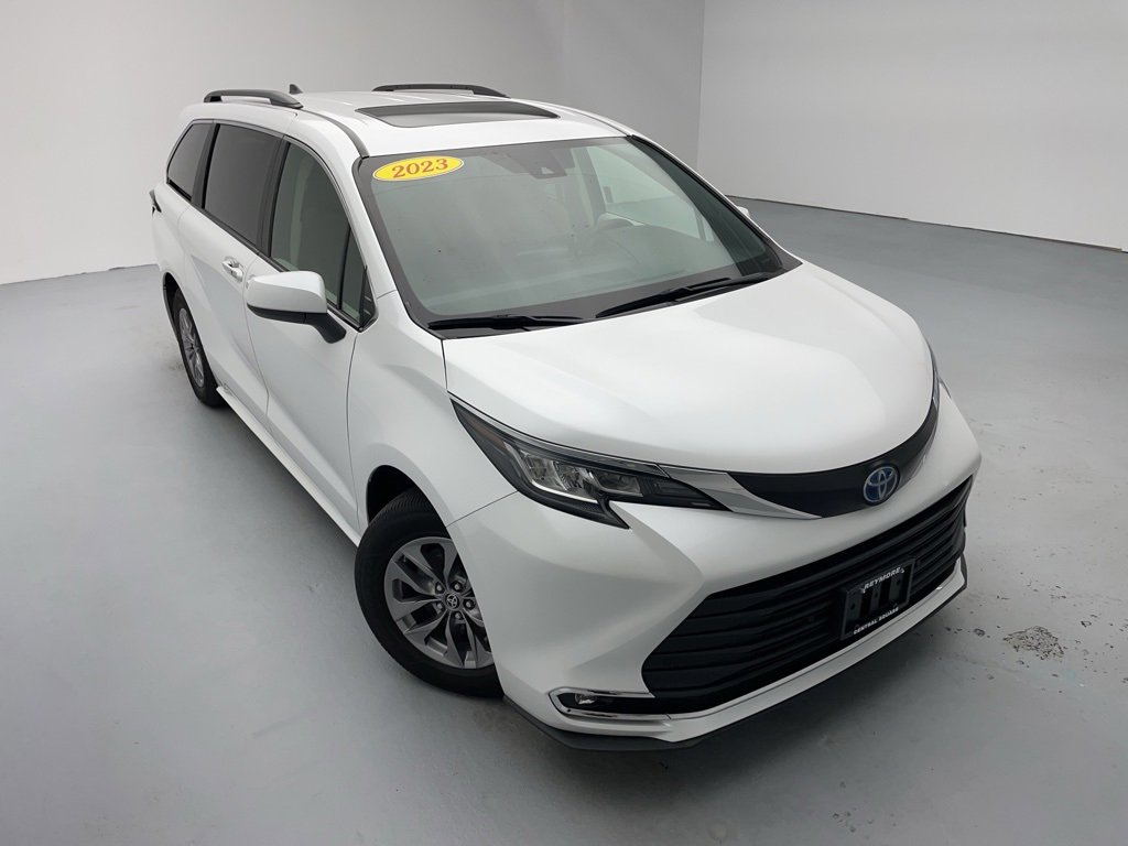 Used 2023 Toyota Sienna XLE image 2