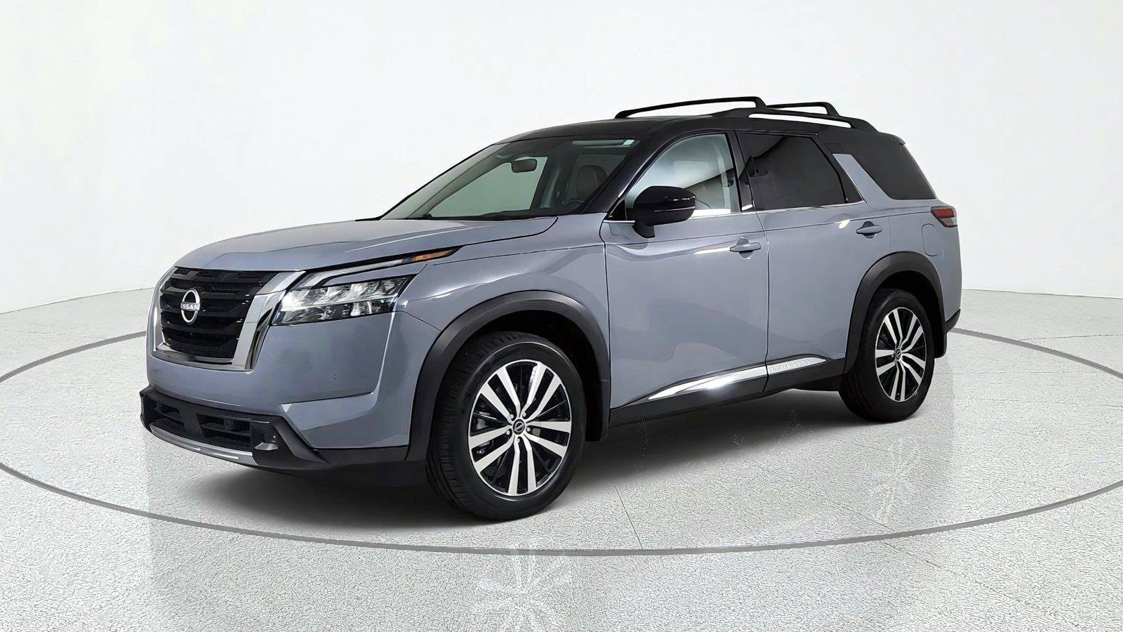 Used 2024 Nissan Pathfinder Platinum FWD image 3
