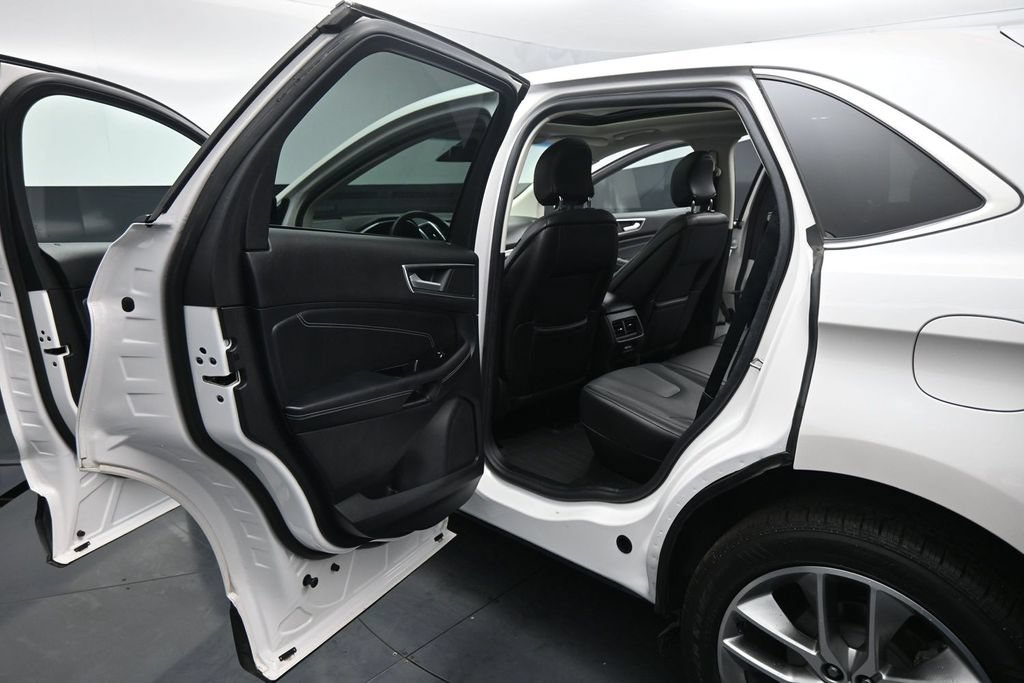 Used 2018 Ford Edge Titanium w/ Equipment Group 302A AWD/4WD image 19