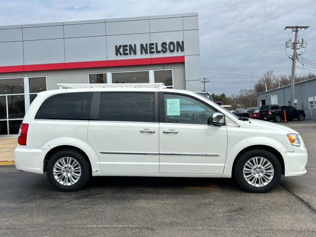 Used 2012 Chrysler Town & Country Limited image 16
