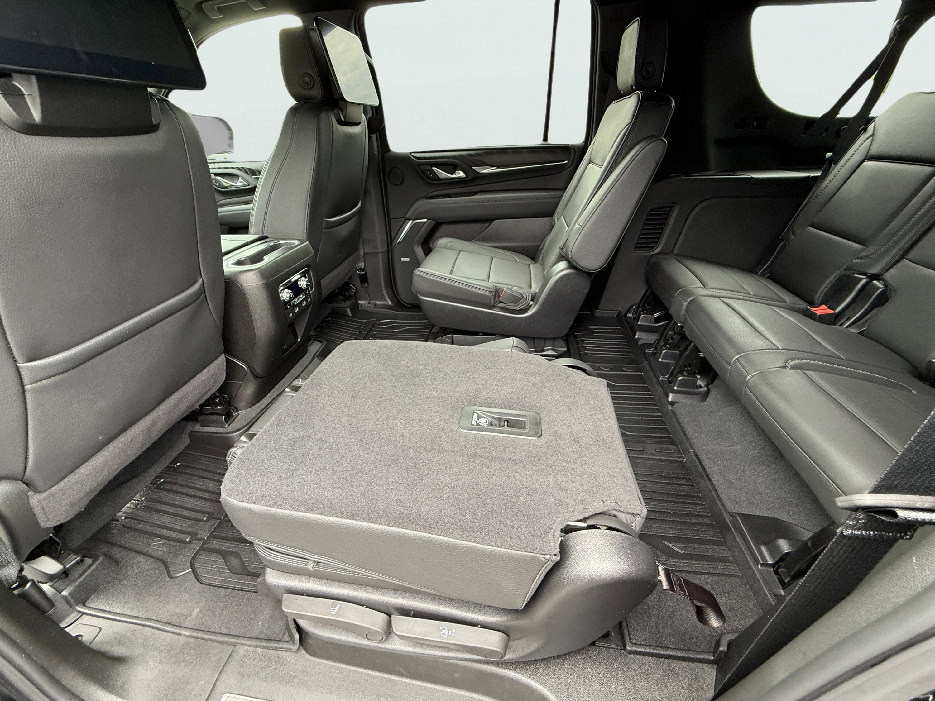 Used 2024 GMC Yukon XL Denali w/ Advanced Technology Package image 12