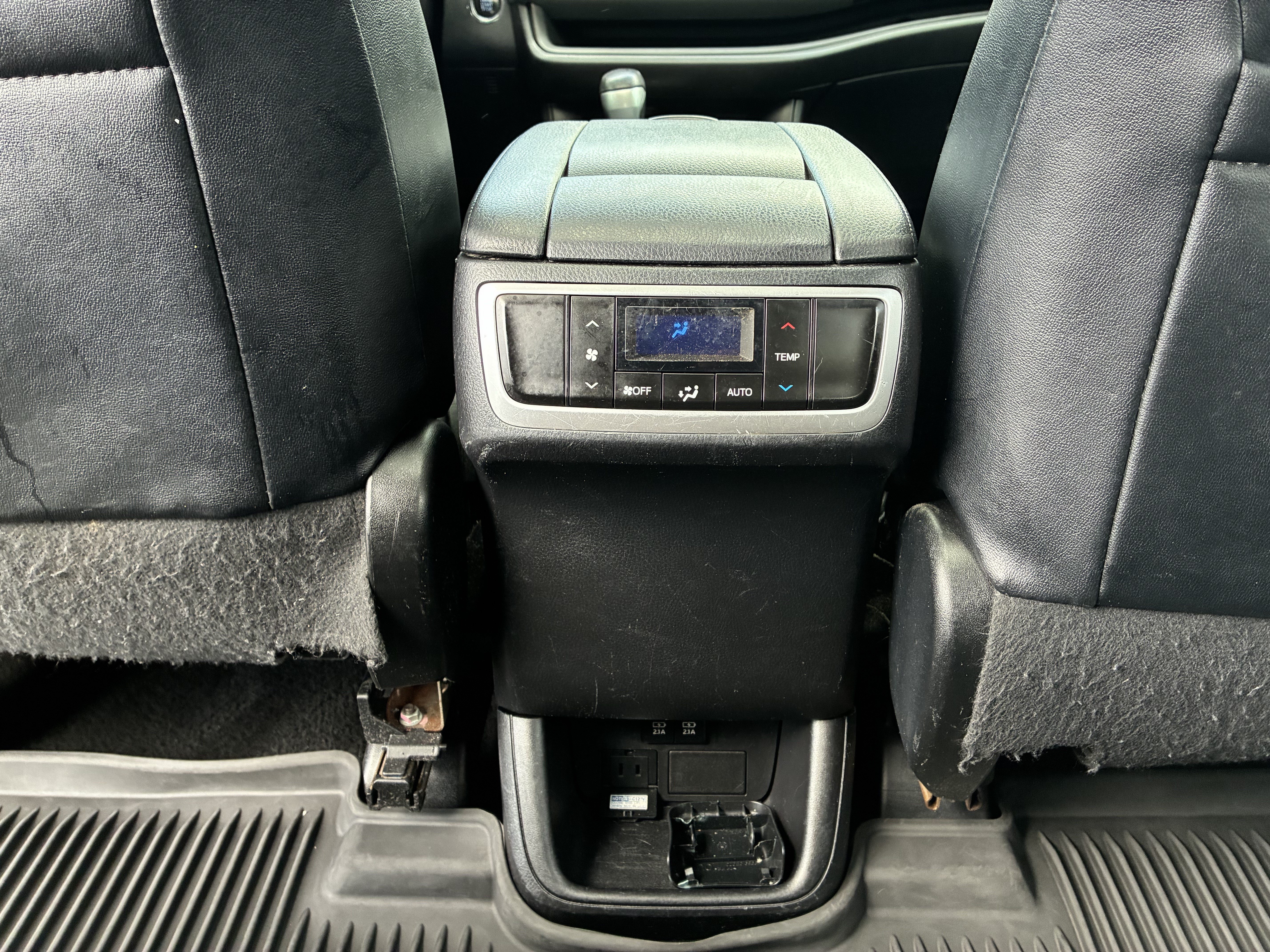 Used 2019 Toyota Highlander SE w/ Nightshade Edition AWD/4WD image 17