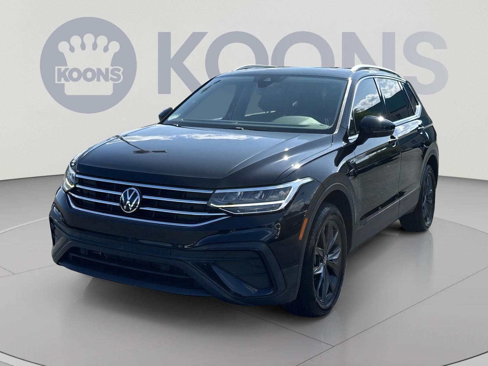 Used 2022 Volkswagen Tiguan SE w/ Panoramic Sunroof Package