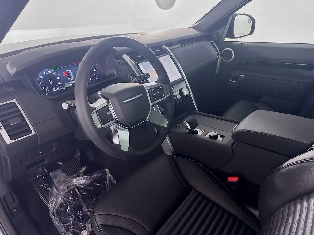 New 2025 Land Rover Discovery S image 9