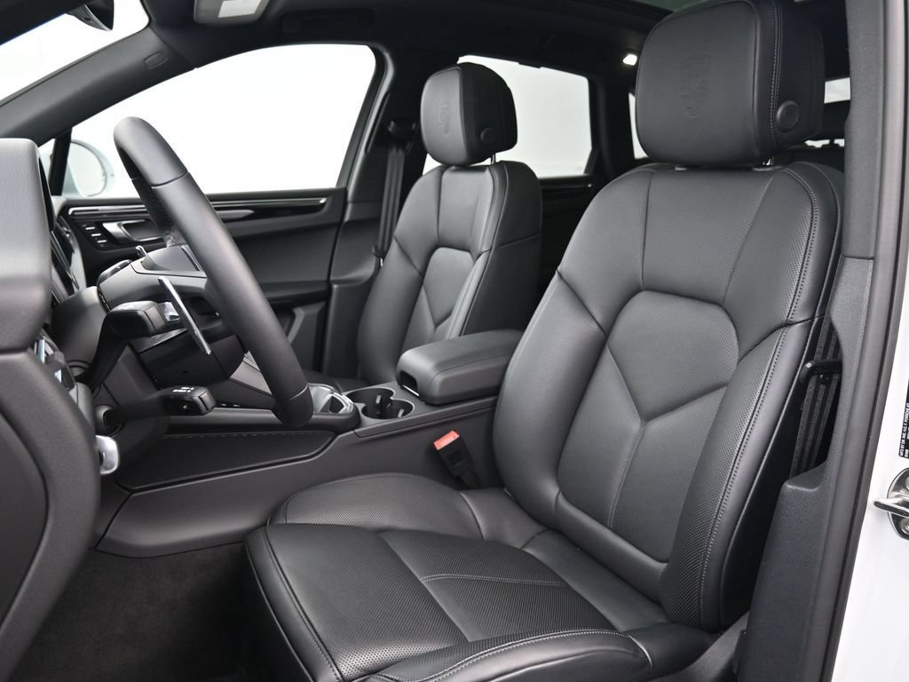 Certified 2025 Porsche Macan Turbo AWD/4WD image 5