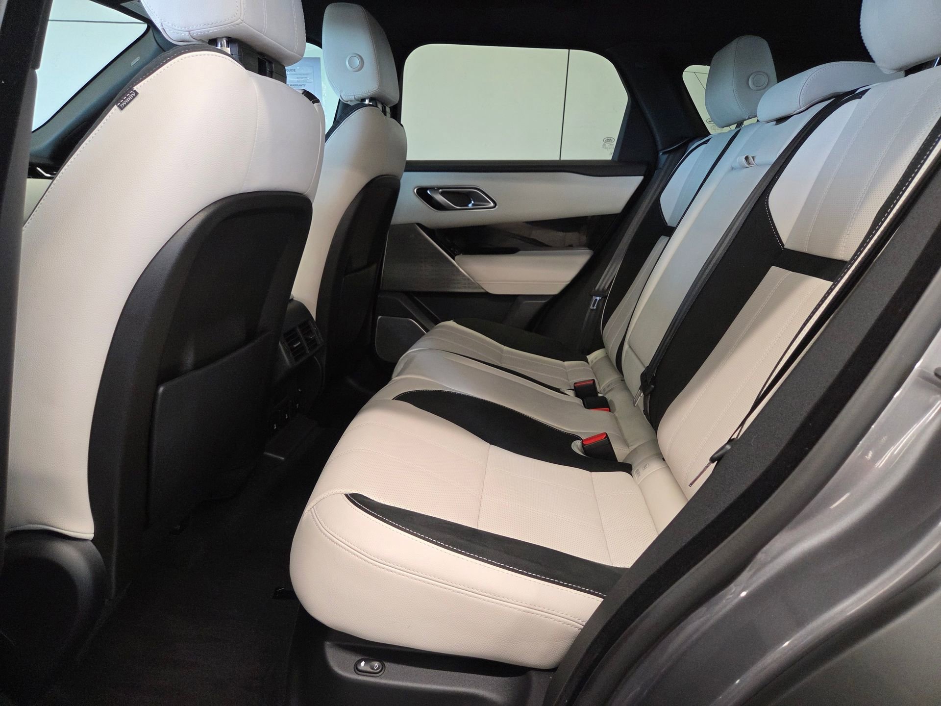 Used 2019 Land Rover Range Rover Velar R-Dynamic SE image 11