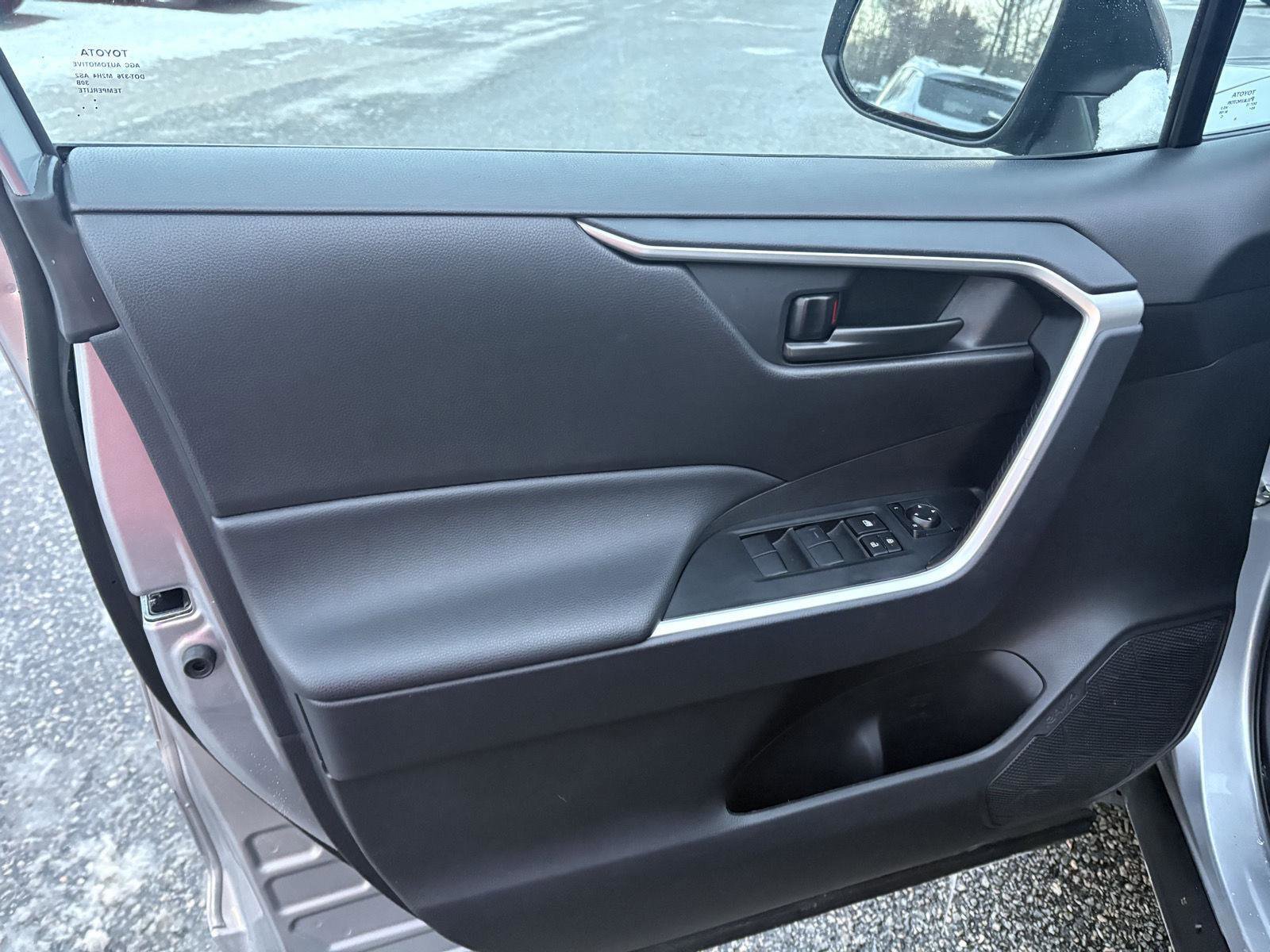 Used 2025 Toyota RAV4 LE image 9