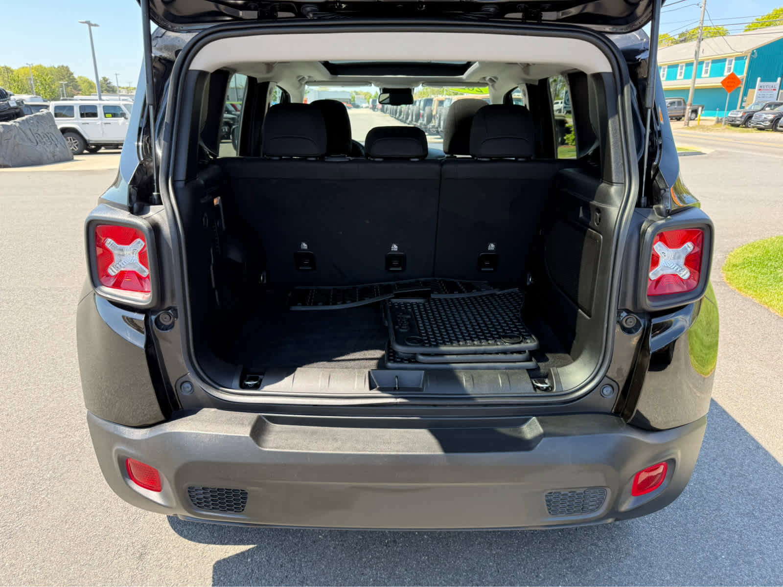 Used 2023 Jeep Renegade Altitude w/ Sun/Sound Group AWD/4WD image 8