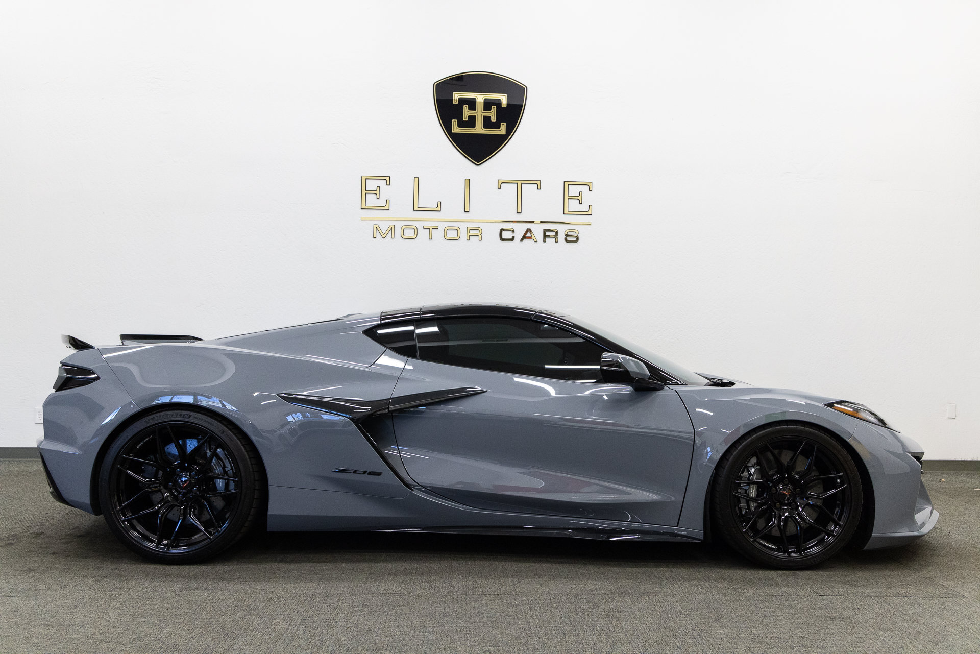 Used 2025 Chevrolet Corvette Z06 w/ Stealth Interior Trim Package RWD image 8