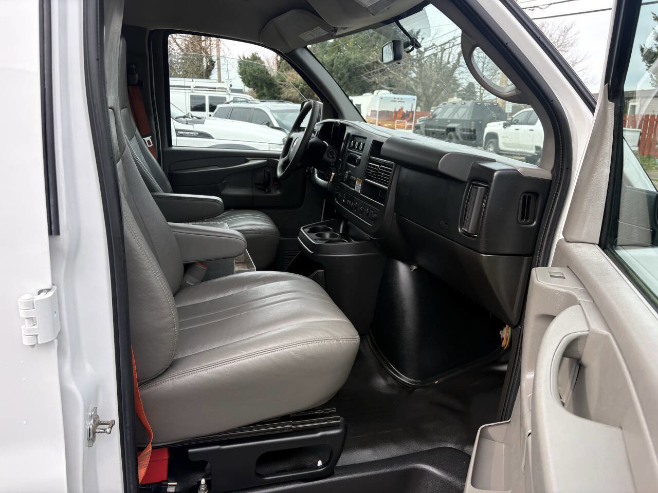 Used 2014 Chevrolet Express 2500 image 12