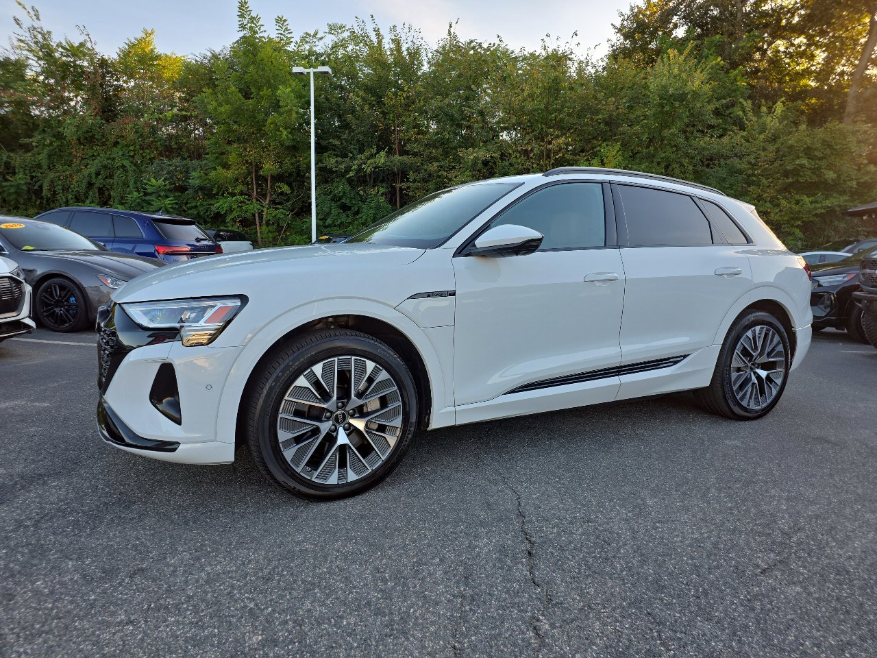 Used 2024 Audi Q8 e-tron Premium Plus w/ Premium Plus Package image 11