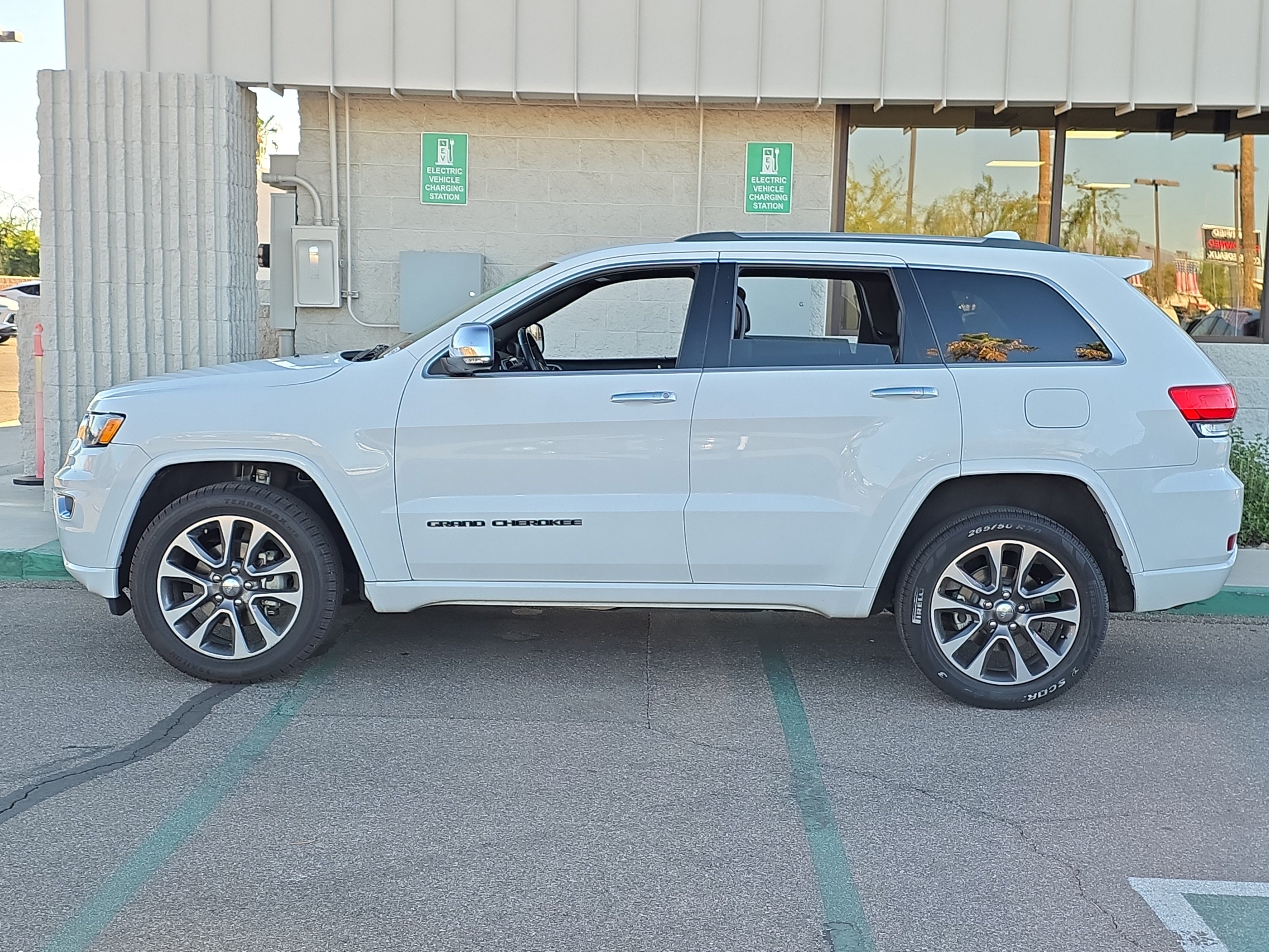 Used 2018 Jeep Grand Cherokee Overland AWD/4WD image 4