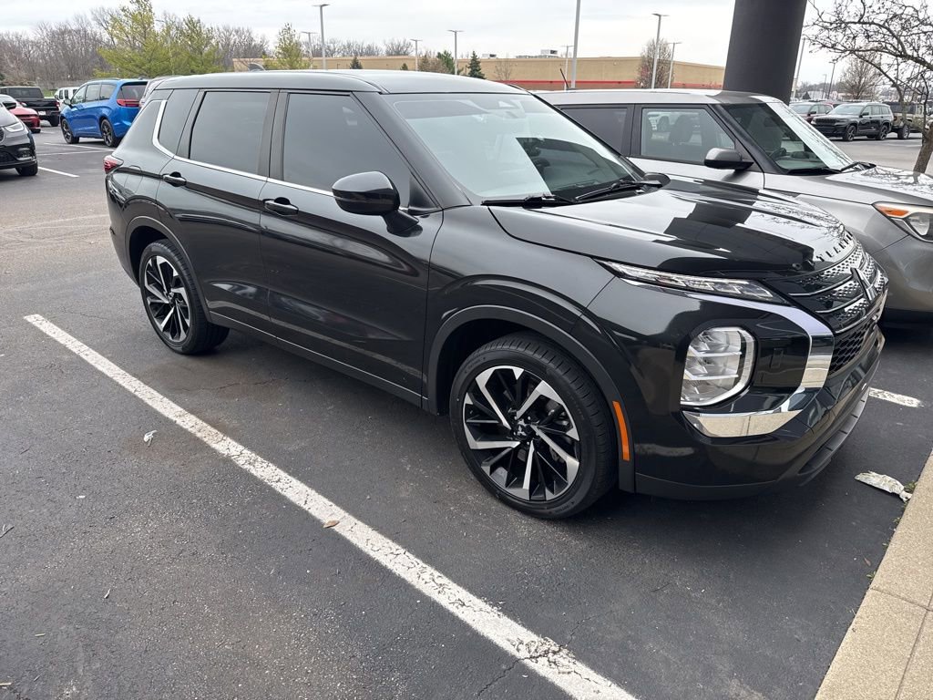 Used 2022 Mitsubishi Outlander ES image 2