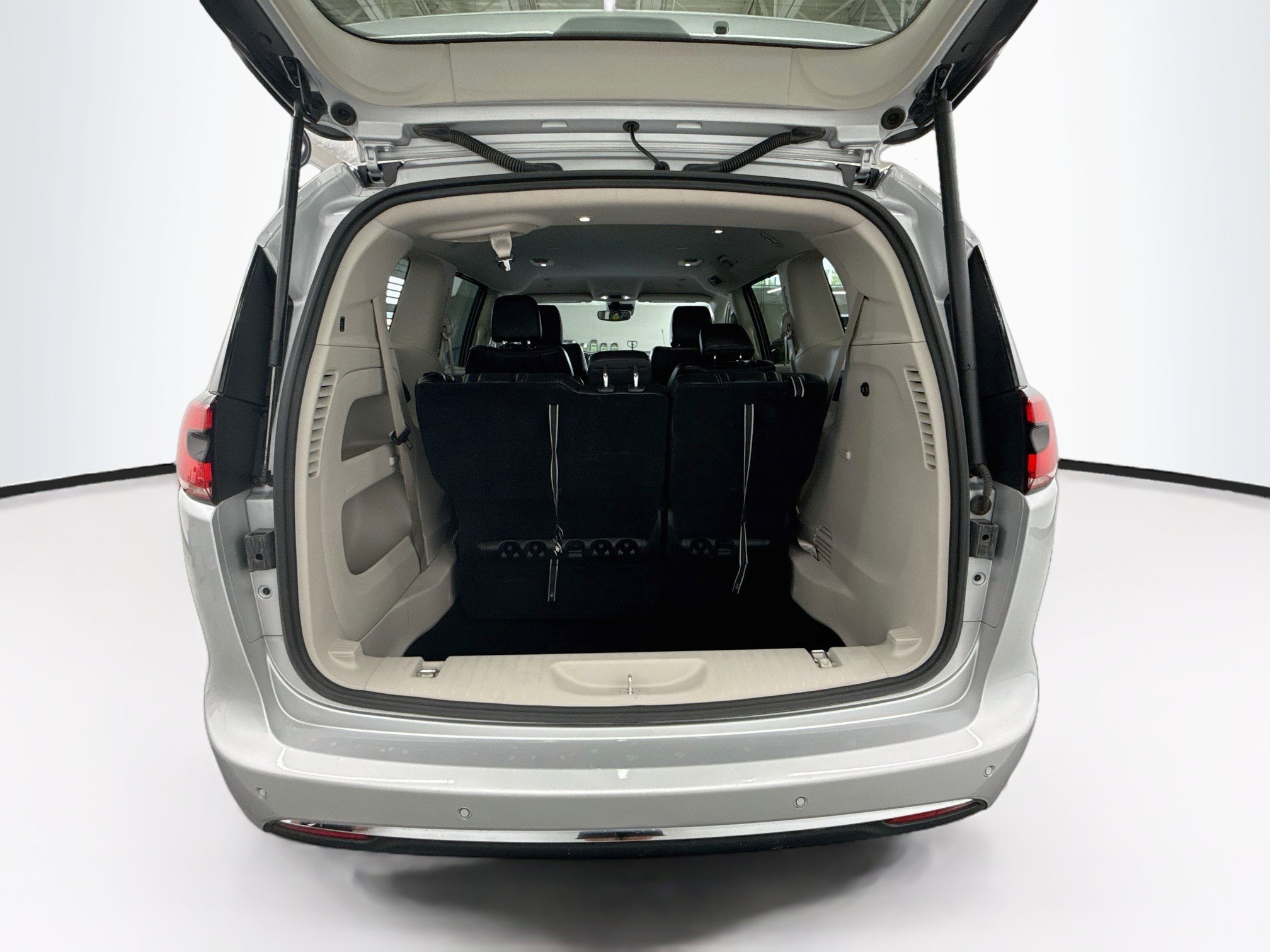 Used 2024 Chrysler Pacifica Touring-L FWD image 30