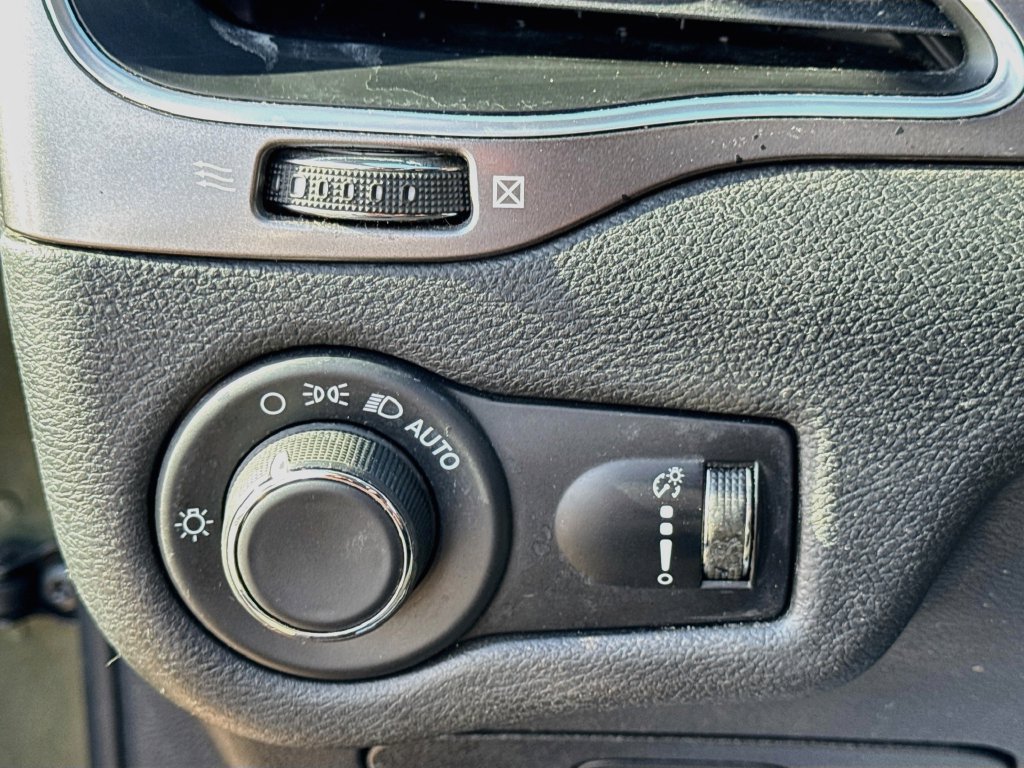 Used 2020 Jeep Cherokee Latitude FWD image 11