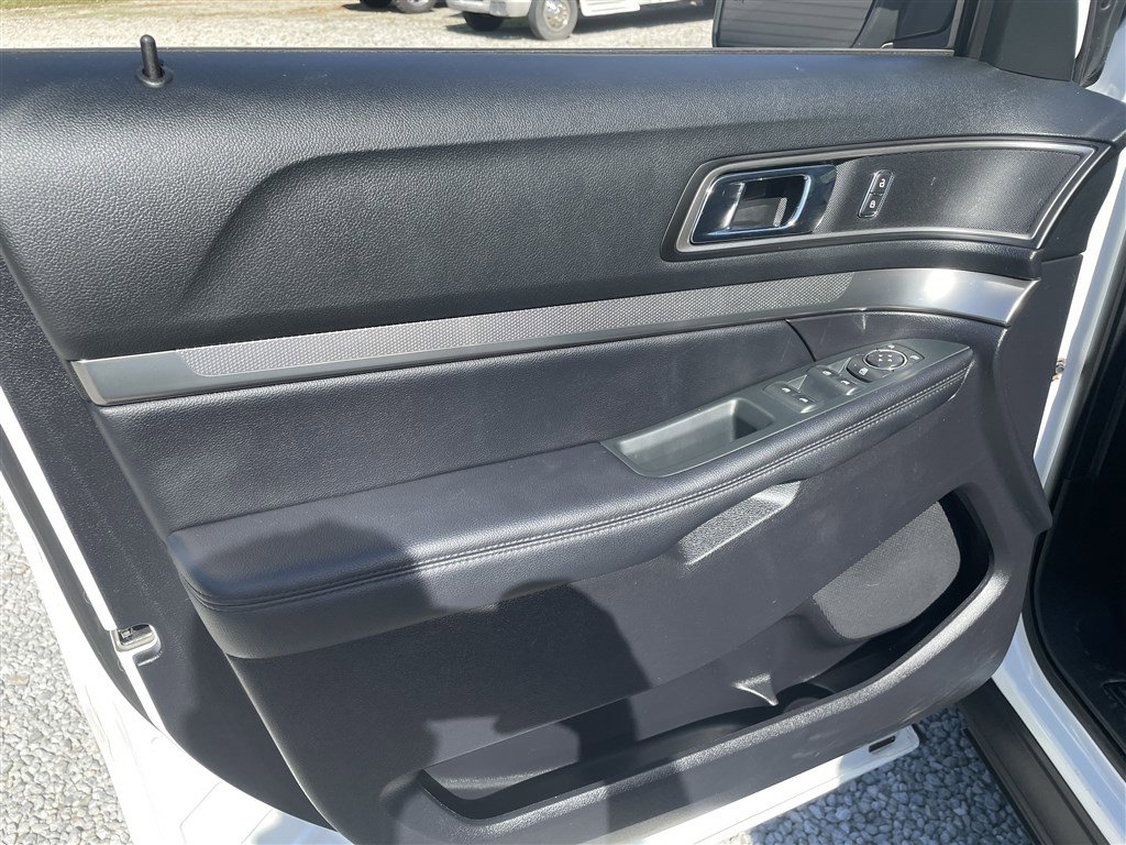 Used 2018 Ford Explorer XLT image 10