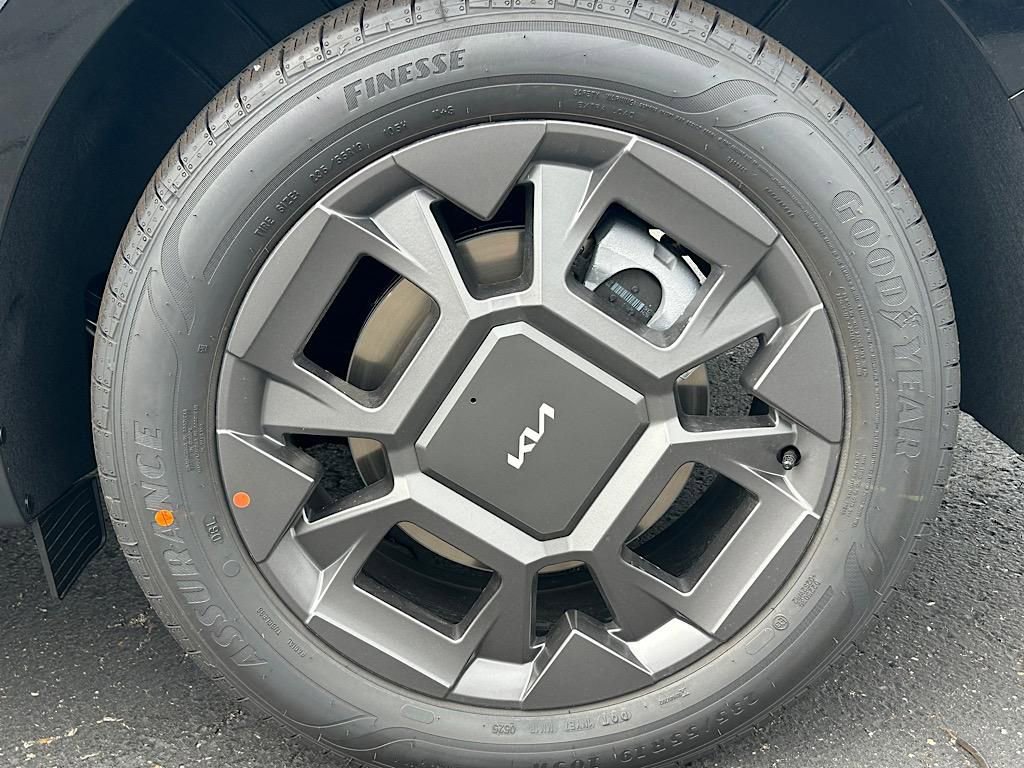 New 2026 Kia Carnival EX FWD image 24