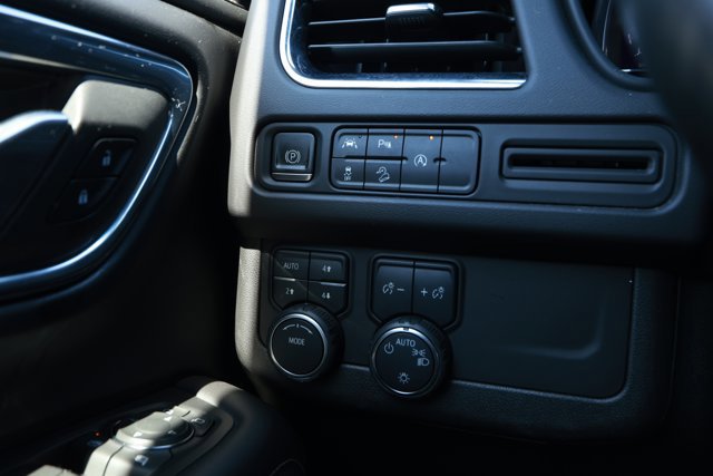 Used 2023 Chevrolet Suburban Premier image 15