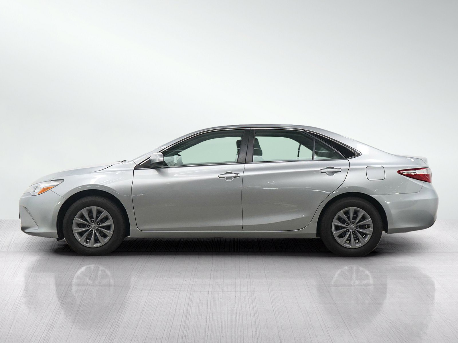 Used 2016 Toyota Camry LE FWD image 2