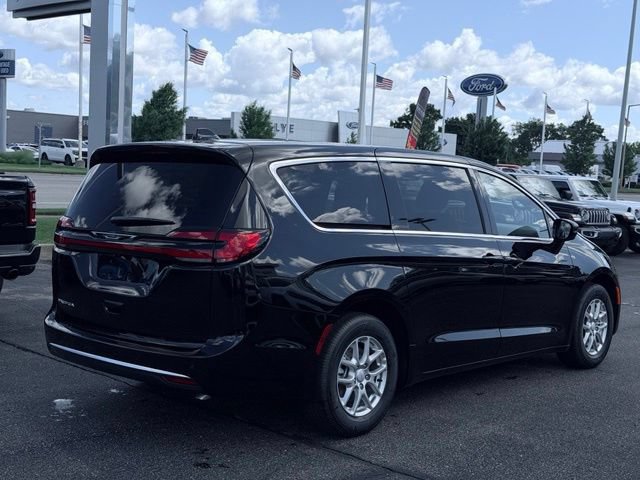 New 2027 Chrysler Pacifica Select FWD image 5
