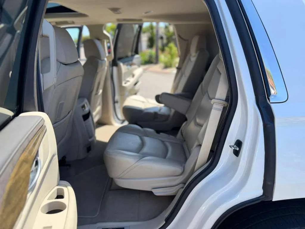 Used 2020 Cadillac Escalade Luxury RWD image 6