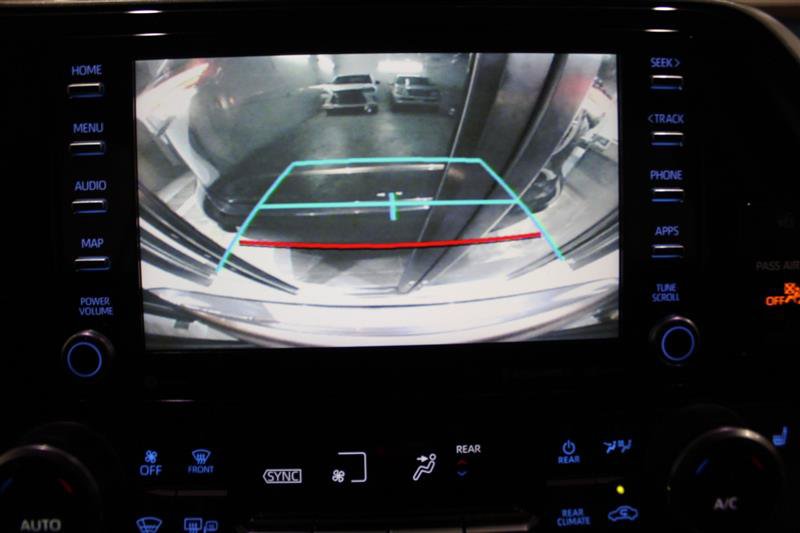 Used 2021 Toyota Highlander XLE AWD/4WD image 19