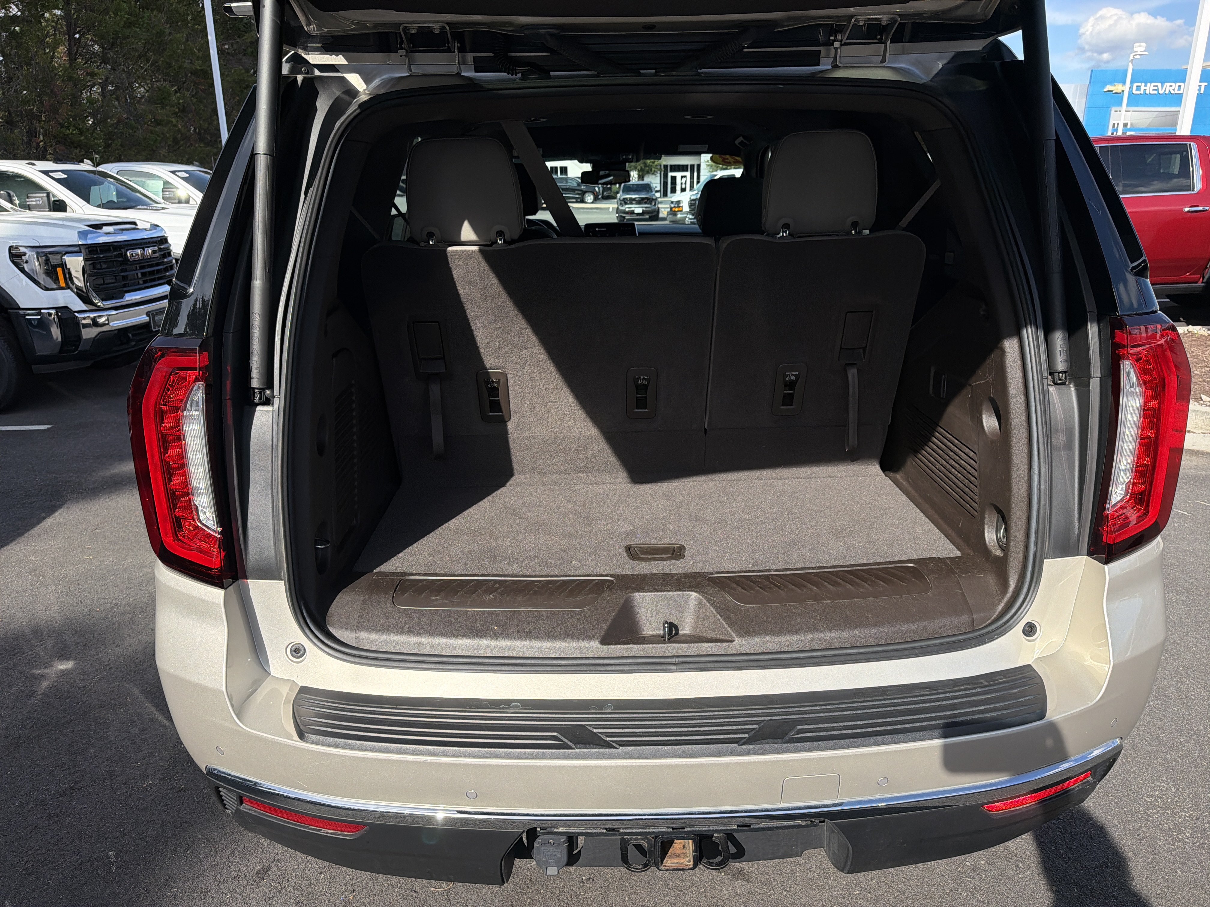Used 2023 GMC Yukon SLT AWD/4WD image 33