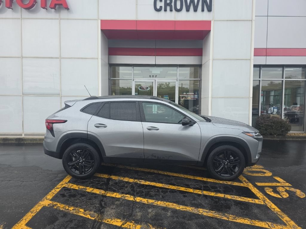 Used 2025 Chevrolet Trax ACTIV w/ Sunroof Package FWD image 2