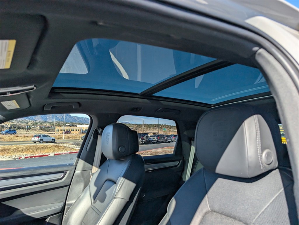 Used 2022 Porsche Cayenne Platinum Edition image 12