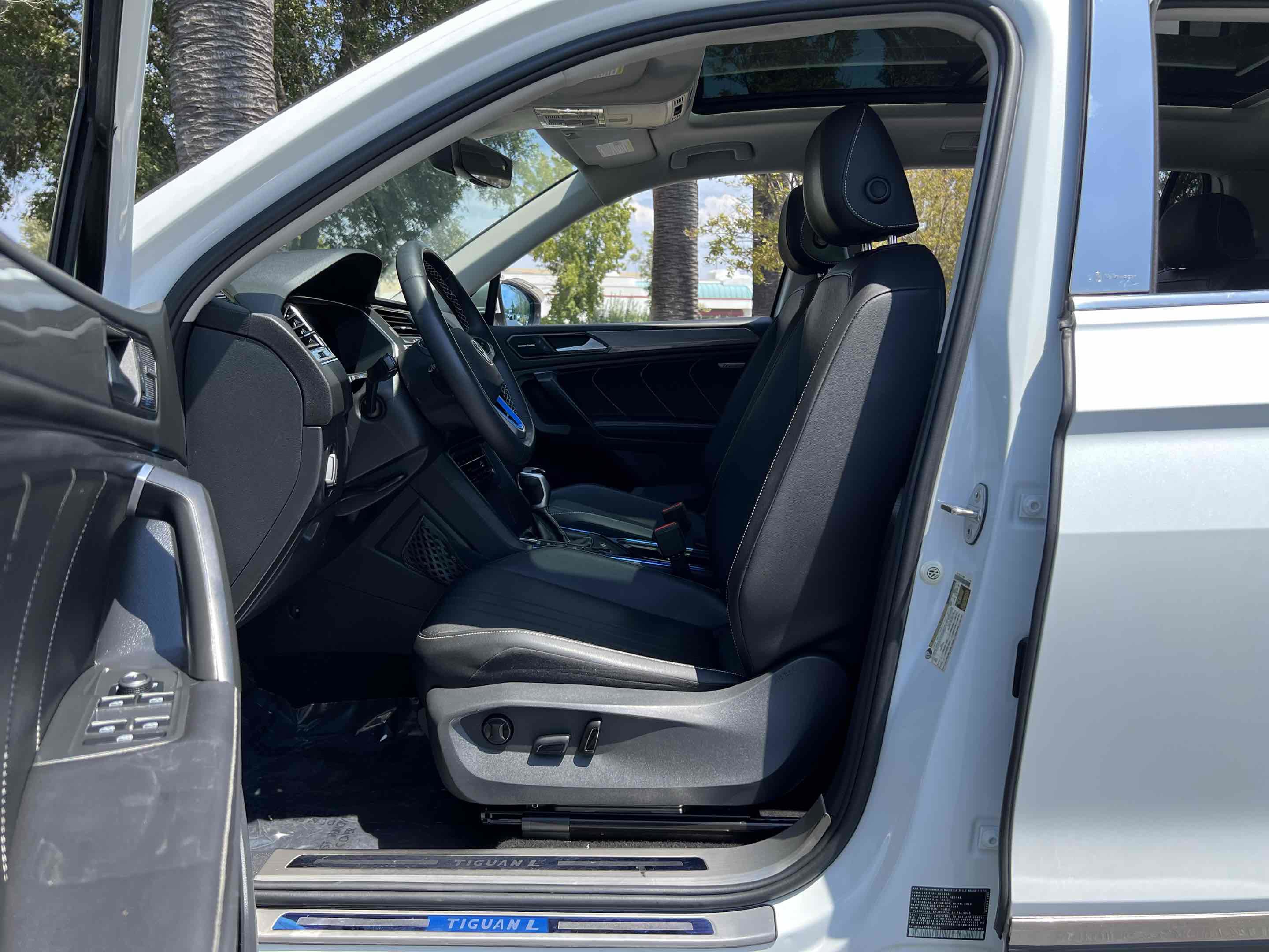 Used 2023 Volkswagen Tiguan SE w/ Panoramic Sunroof Package image 66