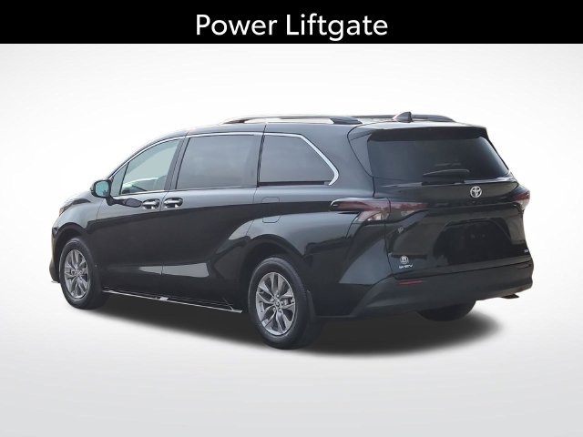 Certified 2026 Toyota Sienna XLE FWD image 9