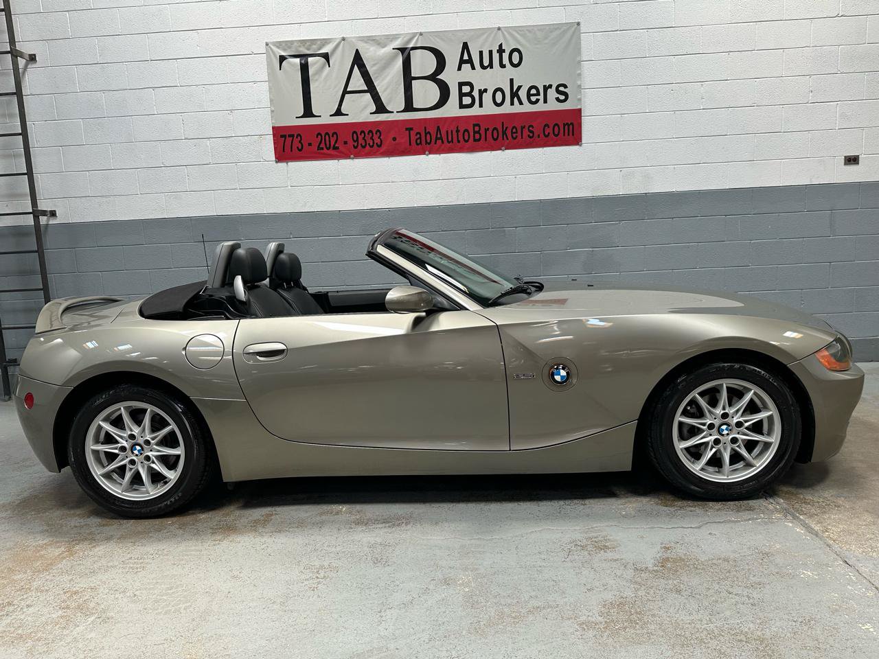Used 2004 BMW Z4 2.5i RWD image 2