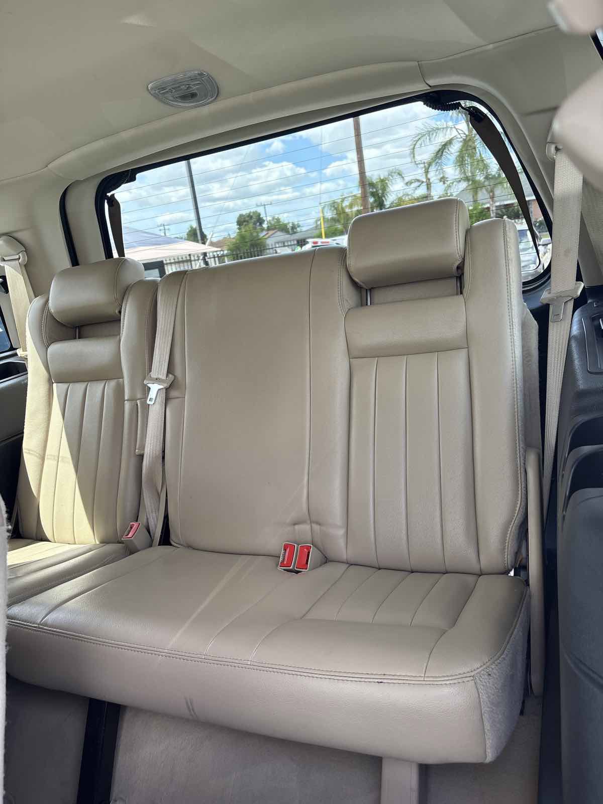 Used 2005 Lincoln Navigator Luxury RWD image 11